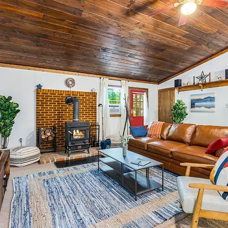 Secluded W Hot Tub, Fire Pit, Deck & Updated Wifi Great Cacapon Luaran gambar