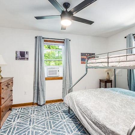 Secluded W Hot Tub, Fire Pit, Deck & Updated Wifi Great Cacapon Luaran gambar
