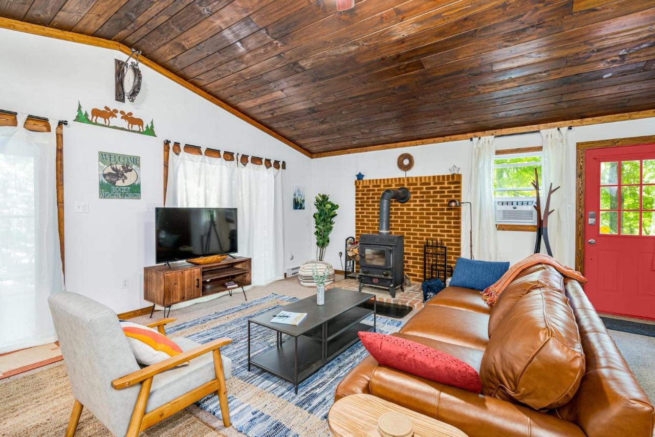 Secluded W Hot Tub, Fire Pit, Deck & Updated Wifi Great Cacapon Luaran gambar