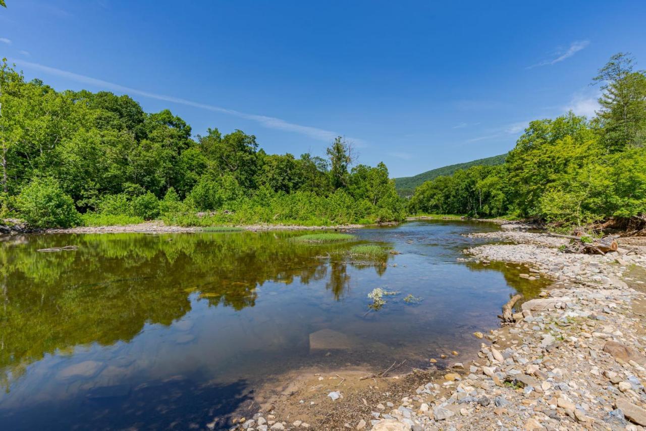 Secluded W Hot Tub, Fire Pit, Deck & Updated Wifi Great Cacapon Luaran gambar