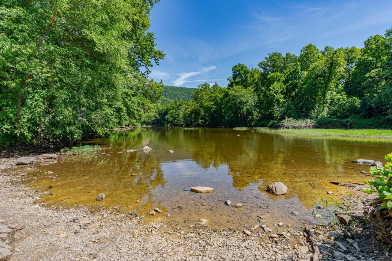 Secluded W Hot Tub, Fire Pit, Deck & Updated Wifi Great Cacapon Luaran gambar