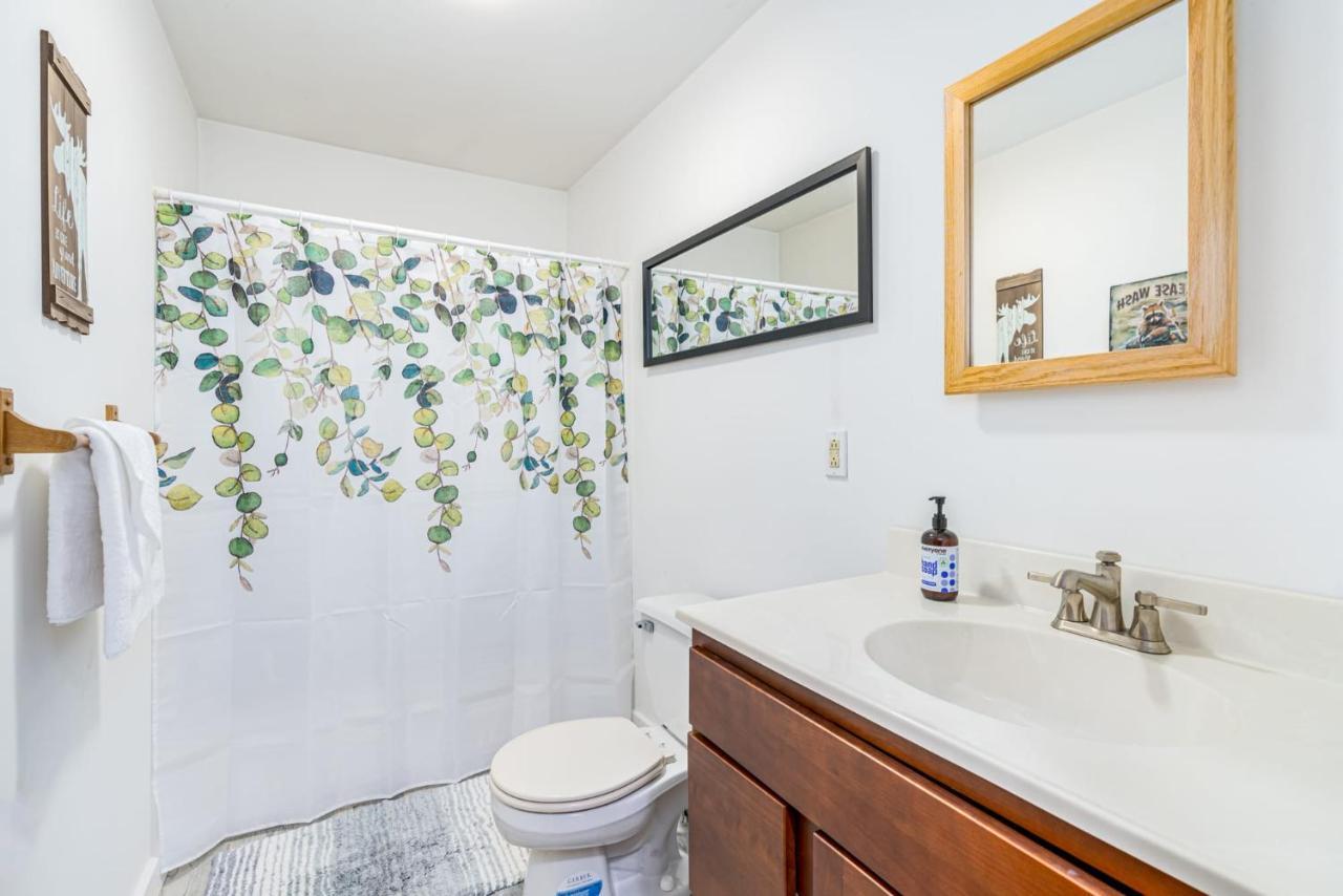 Secluded W Hot Tub, Fire Pit, Deck & Updated Wifi Great Cacapon Luaran gambar