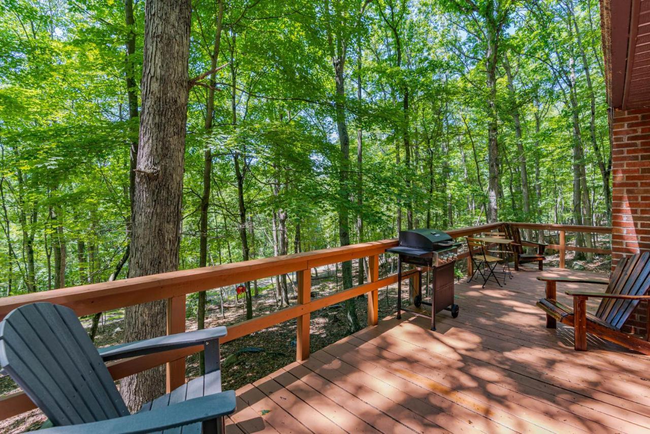 Secluded W Hot Tub, Fire Pit, Deck & Updated Wifi Great Cacapon Luaran gambar