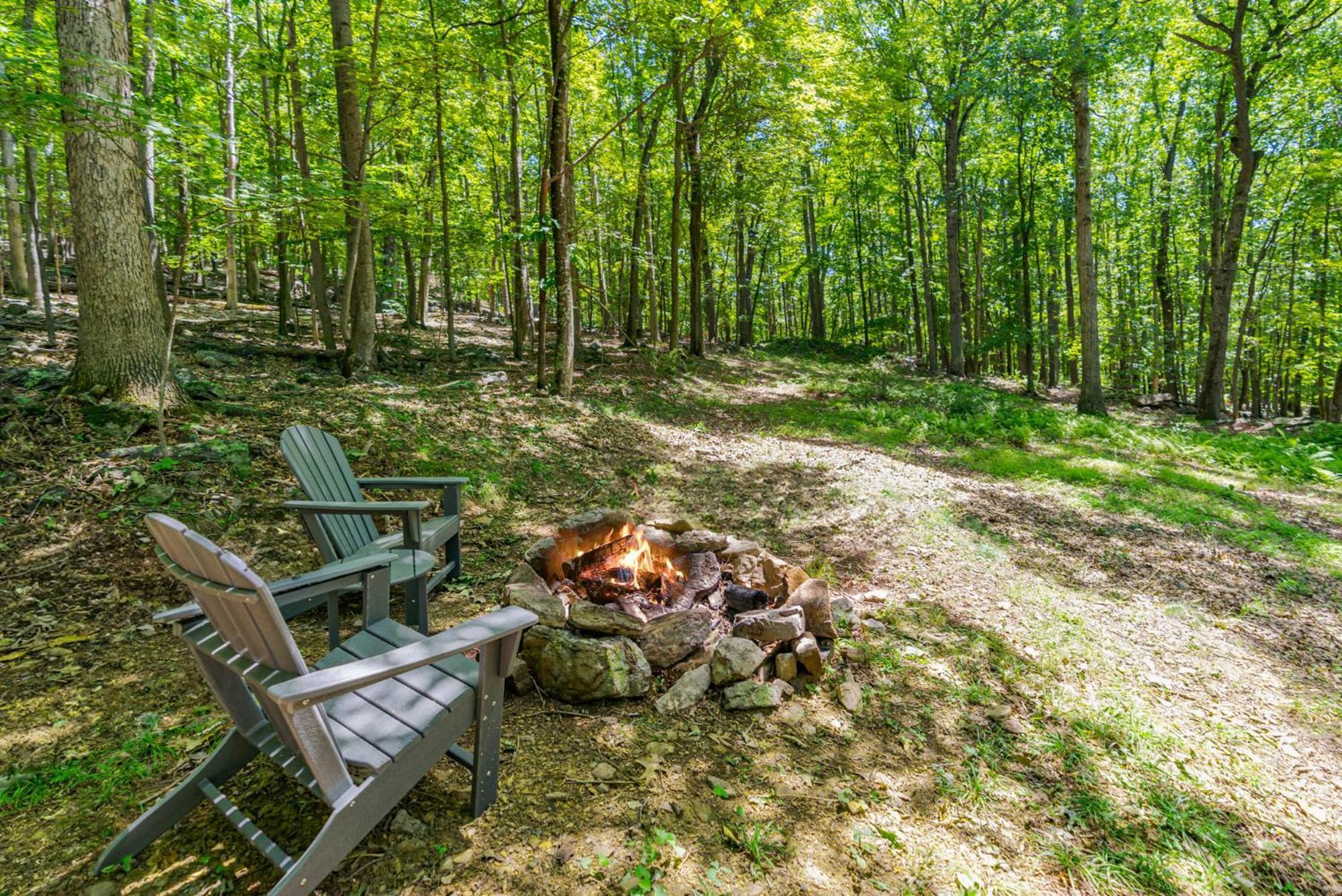 Secluded W Hot Tub, Fire Pit, Deck & Updated Wifi Great Cacapon Luaran gambar