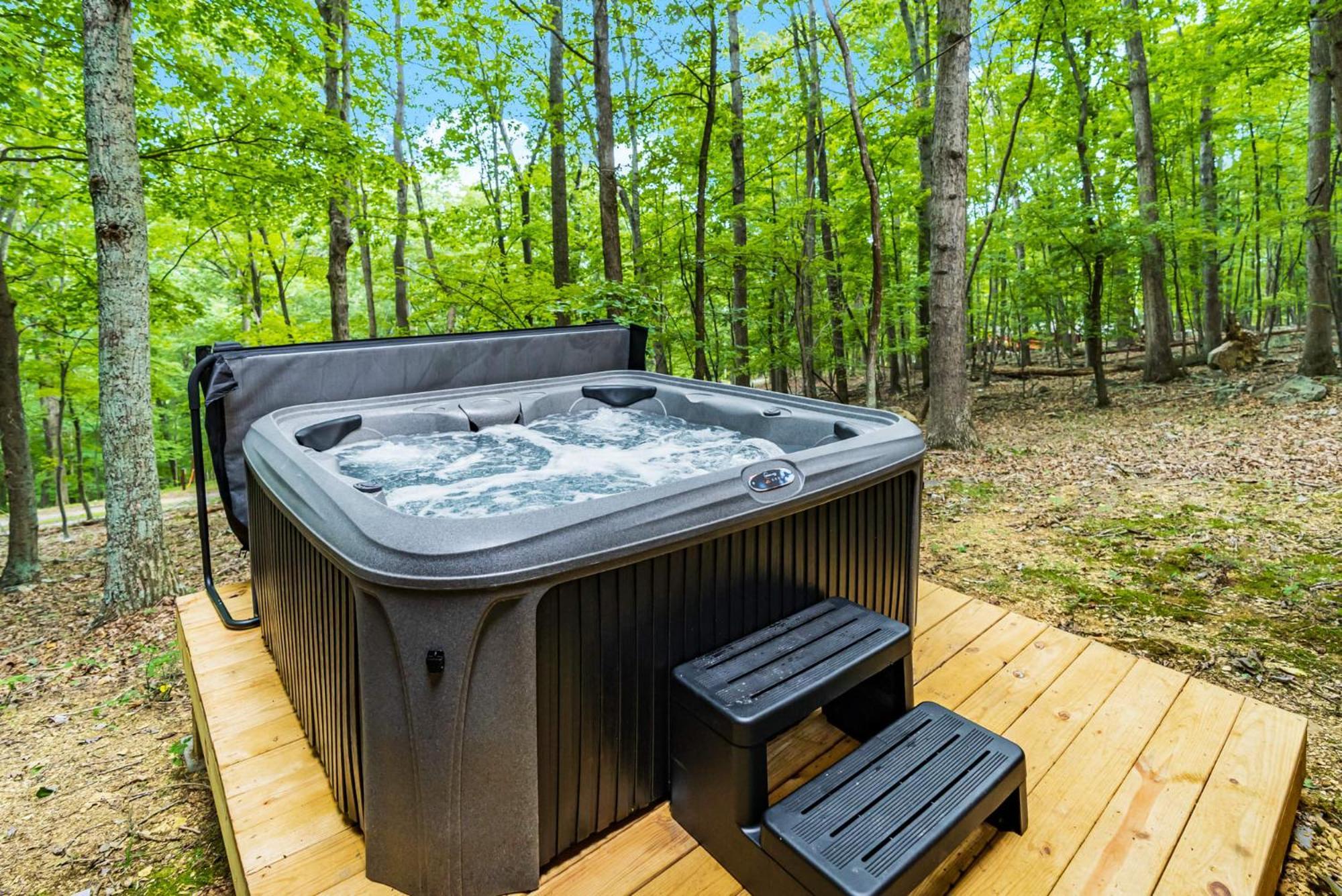 Secluded W Hot Tub, Fire Pit, Deck & Updated Wifi Great Cacapon Luaran gambar